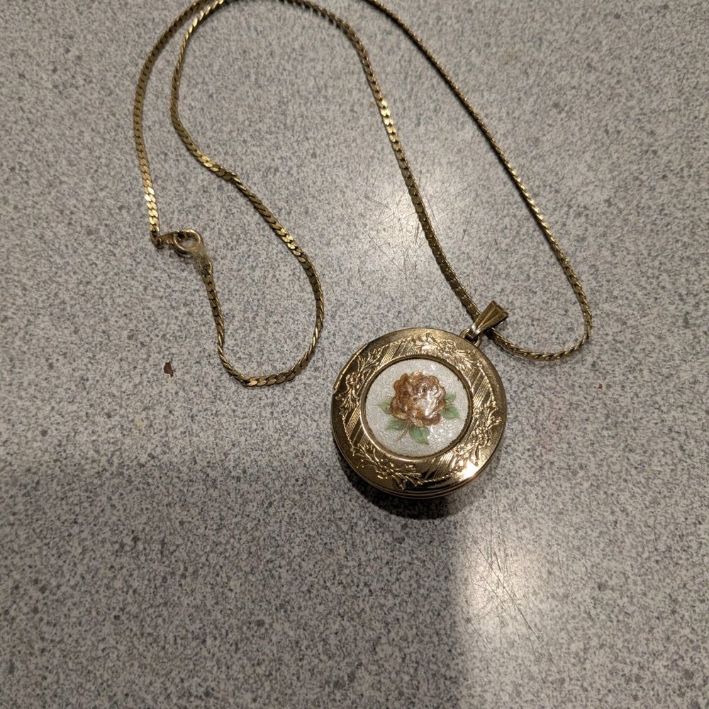 ROSE LOCKET